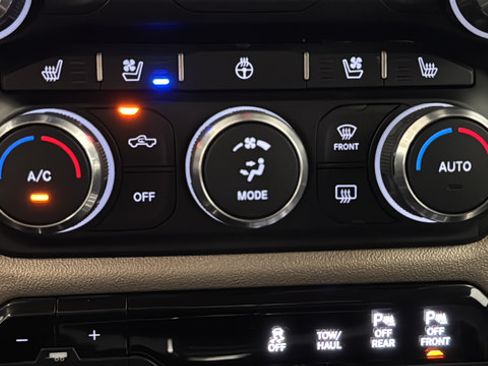 Used 2019 RAM 1500 Laramie AWD/4WD image 16