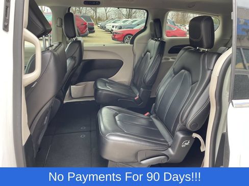 Used 2023 Chrysler Pacifica Touring-L FWD image 11
