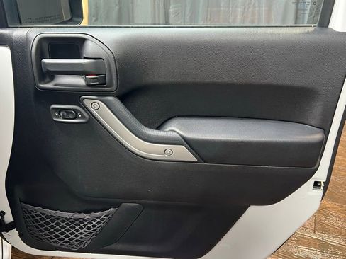 Used 2015 Jeep Wrangler Unlimited Sahara w/ Connectivity Group image 18