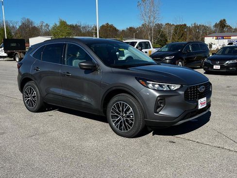 New 2025 Ford Escape SE image 2