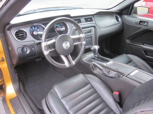 Used 2010 Ford Mustang Convertible image 8