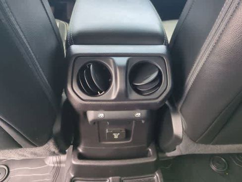 Used 2018 Jeep Wrangler Unlimited Sahara image 38