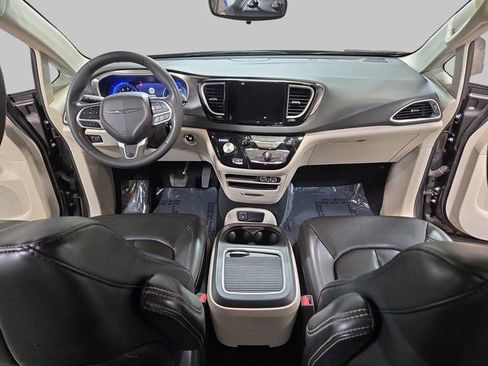 Used 2023 Chrysler Pacifica Touring-L image 11