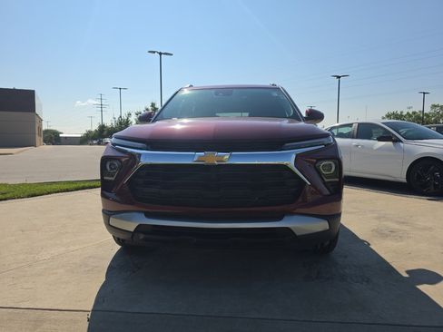 Used 2025 Chevrolet TrailBlazer LT AWD/4WD image 2
