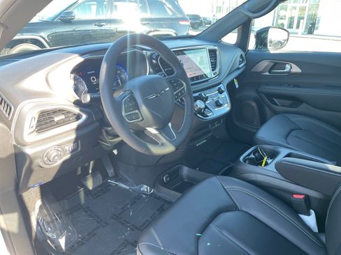 New 2026 Chrysler Pacifica Select image 7