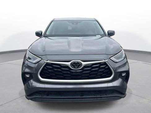 Used 2023 Toyota Highlander LE FWD image 3