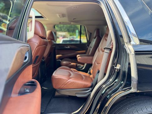 Used 2018 Cadillac Escalade Luxury RWD image 12