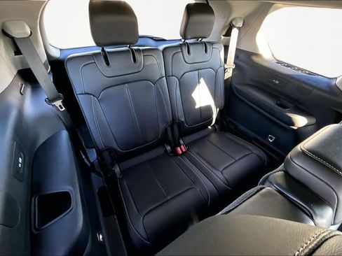 Used 2022 Jeep Grand Cherokee L Limited w/ Luxury Tech Group II image 18