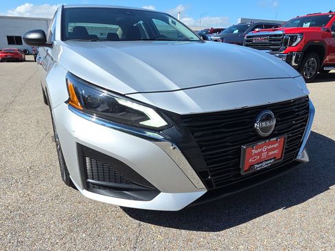 Used 2024 Nissan Altima 2.5 SV FWD image 11