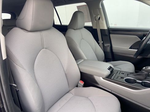 Certified 2020 Toyota Highlander LE image 6