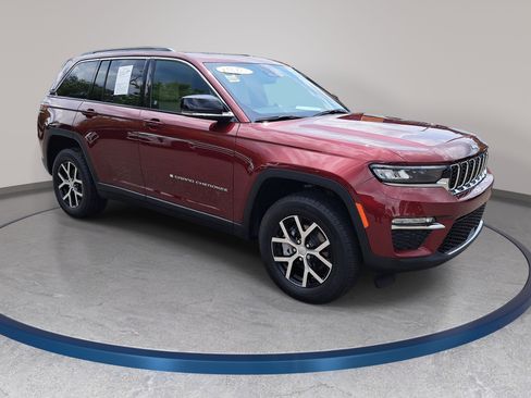 Used 2025 Jeep Grand Cherokee Limited RWD image 3