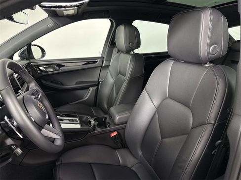 Certified 2025 Porsche Macan image 5