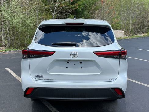 Used 2023 Toyota Highlander LE FWD image 4
