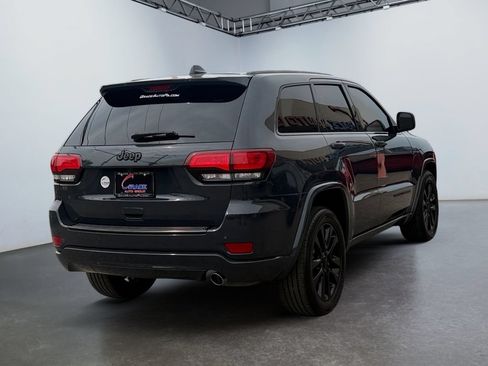 Used 2018 Jeep Grand Cherokee Altitude RWD image 5