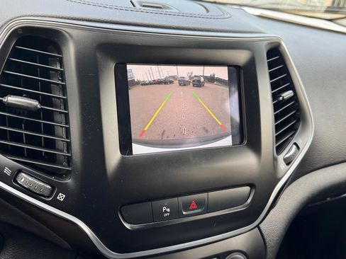 Used 2019 Jeep Cherokee Latitude Plus w/ Cold Weather Group AWD/4WD image 21