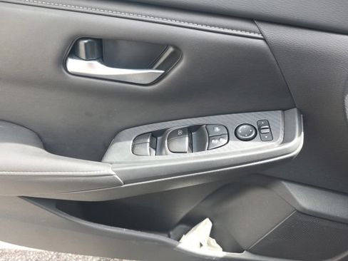 Used 2025 Nissan Sentra SV FWD image 12