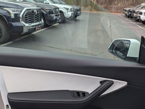 Used 2021 Tesla Model Y Long Range image 12