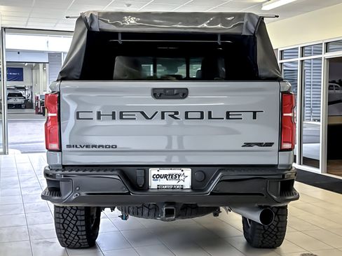 Used 2024 Chevrolet Silverado 2500 ZR2 w/ Technology Package AWD/4WD image 5