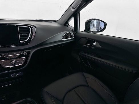 Certified 2025 Chrysler Pacifica Select image 33