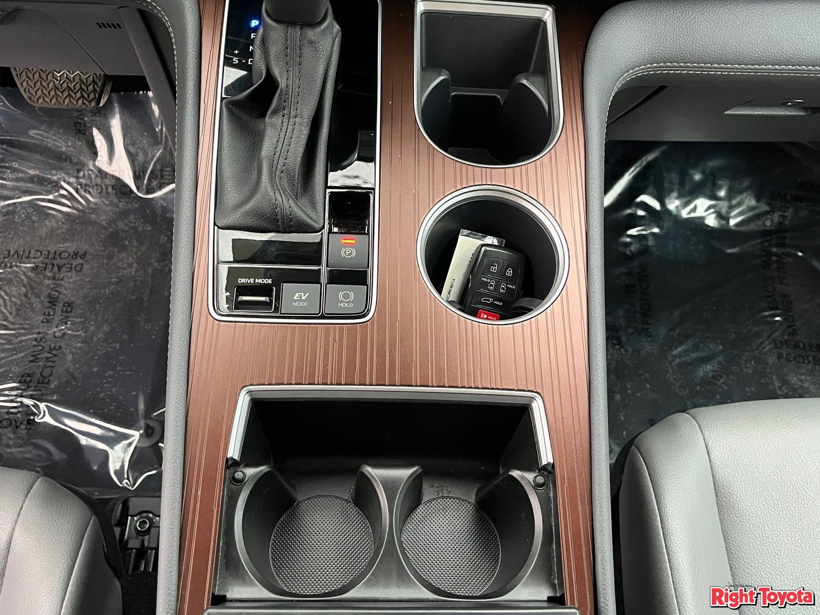 Certified 2024 Toyota Sienna XLE FWD image 31
