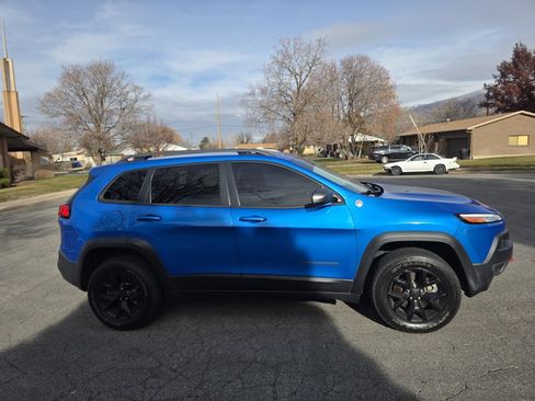 Used 2018 Jeep Cherokee Trailhawk image 9