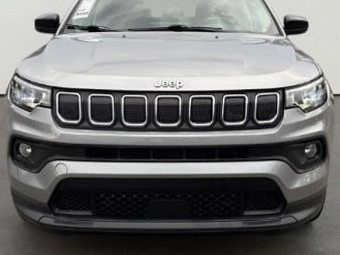 Used 2022 Jeep Compass Latitude FWD image 3
