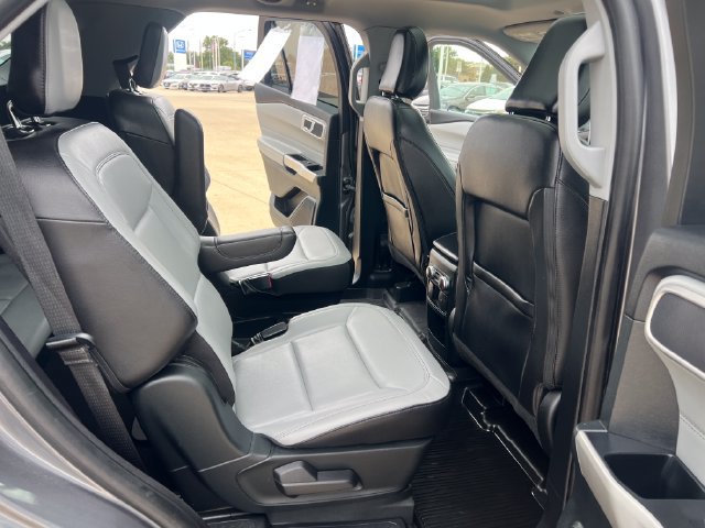 Used 2021 Ford Explorer XLT w/ Equipment Group 202A AWD/4WD image 18