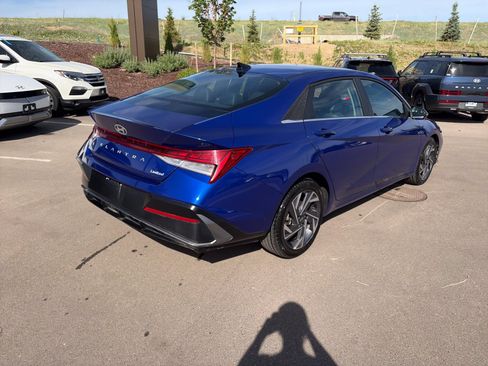 Certified 2025 Hyundai Elantra Limited FWD image 9