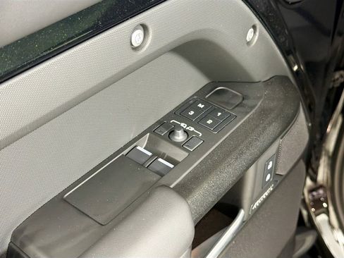 Certified 2025 Land Rover Defender 90 V8 AWD/4WD image 18