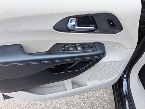 Used 2024 Chrysler Pacifica Limited FWD image 19
