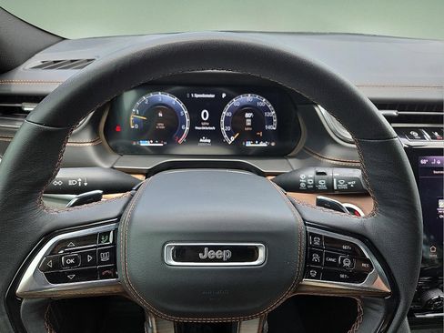 Used 2024 Jeep Grand Cherokee L Summit w/ High Altitude Package AWD/4WD image 4
