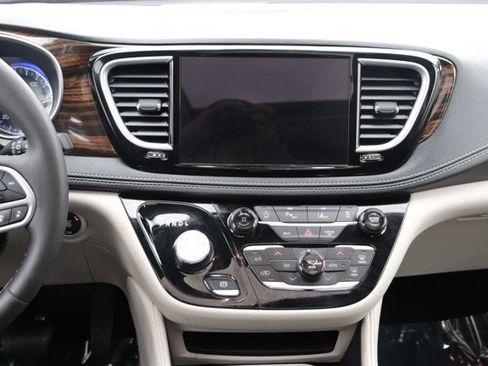 Used 2023 Chrysler Pacifica Limited image 15