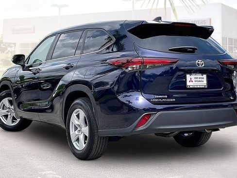Used 2025 Toyota Highlander LE FWD image 31