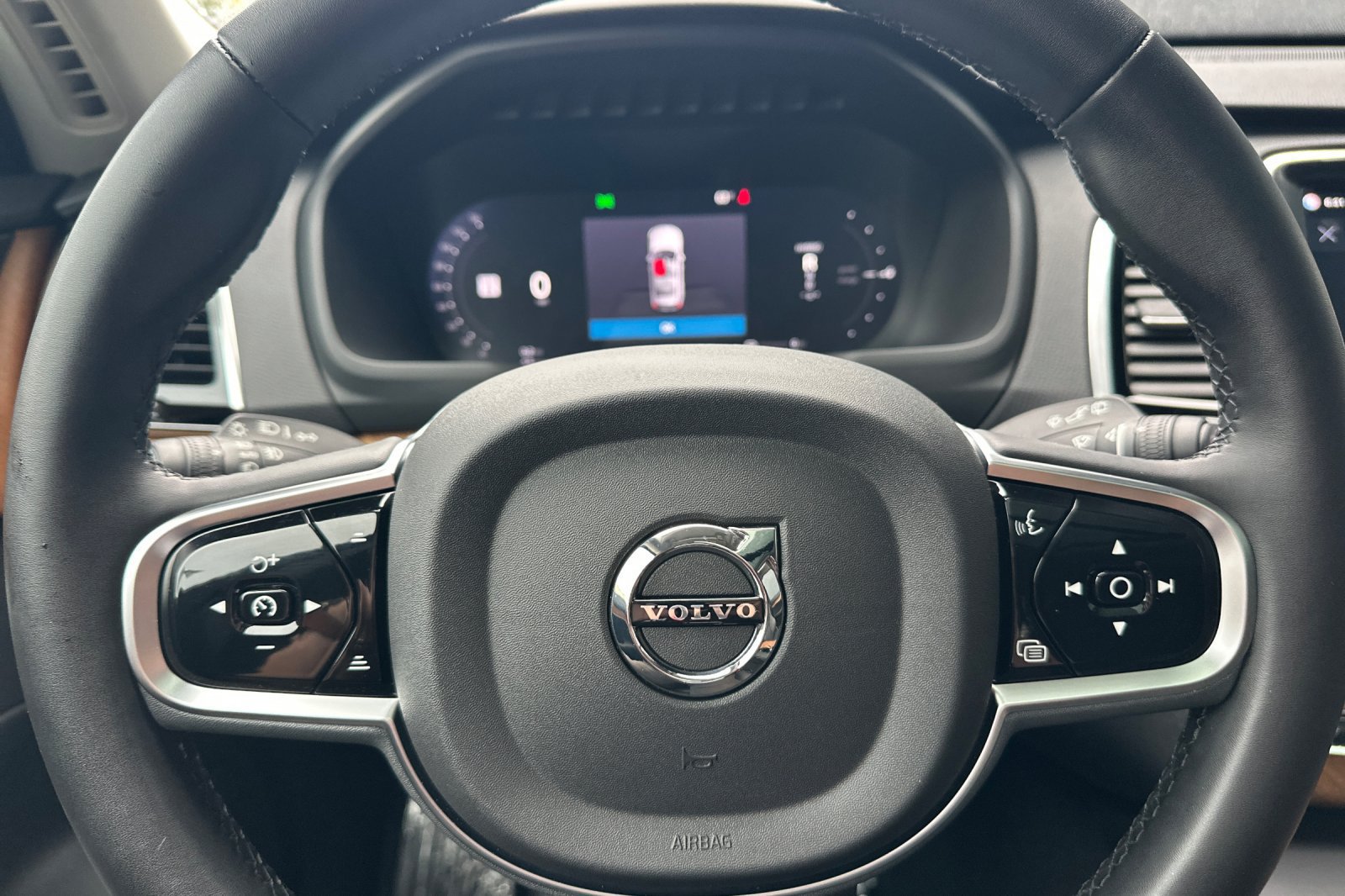Certified 2025 Volvo XC90 T8 Plus w/ Protection Package Premier AWD/4WD image 28