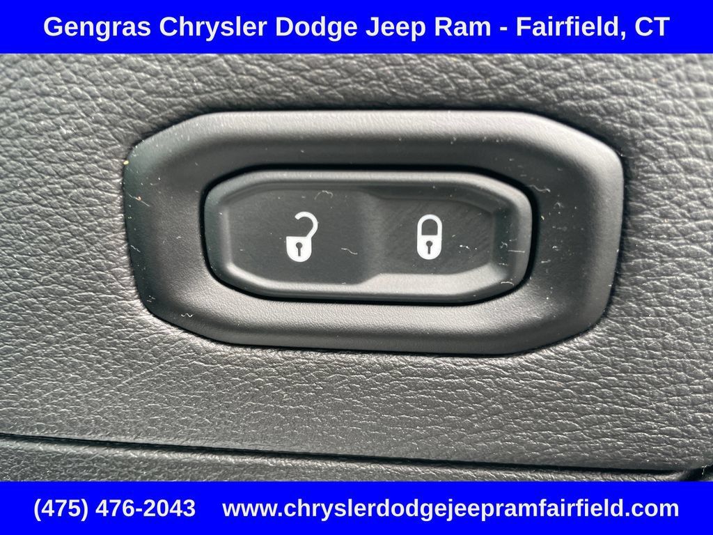 Used 2023 Jeep Wrangler Unlimited Sahara w/ Cold Weather Group AWD/4WD image 19