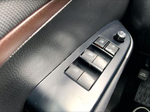 Used 2018 Toyota Highlander LE FWD image 34