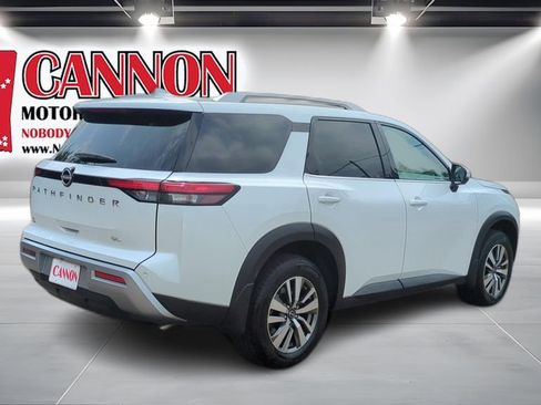 Used 2025 Nissan Pathfinder SL FWD image 5