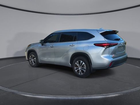 Certified 2023 Toyota Highlander XLE FWD image 6