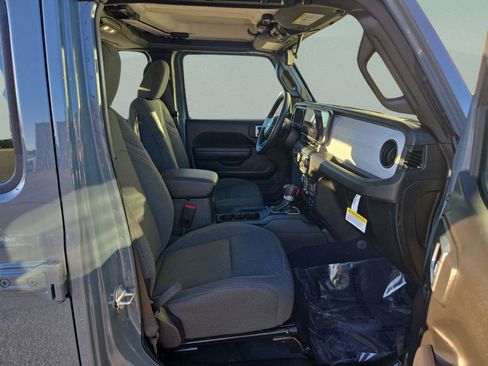 New 2025 Jeep Gladiator Sport AWD/4WD image 31