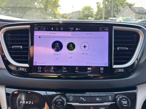 Used 2023 Chrysler Pacifica Touring-L FWD image 76