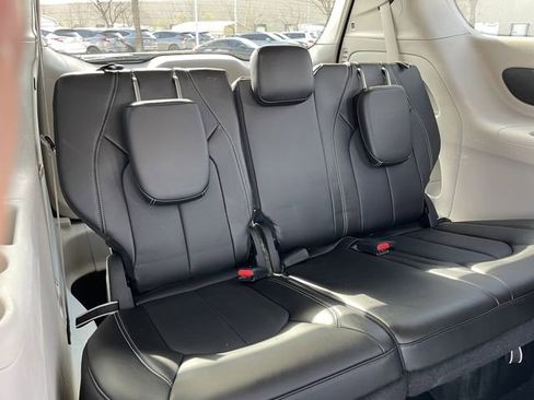 Used 2024 Chrysler Pacifica Touring-L image 26