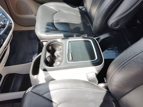 Used 2022 Chrysler Pacifica Touring-L FWD image 23