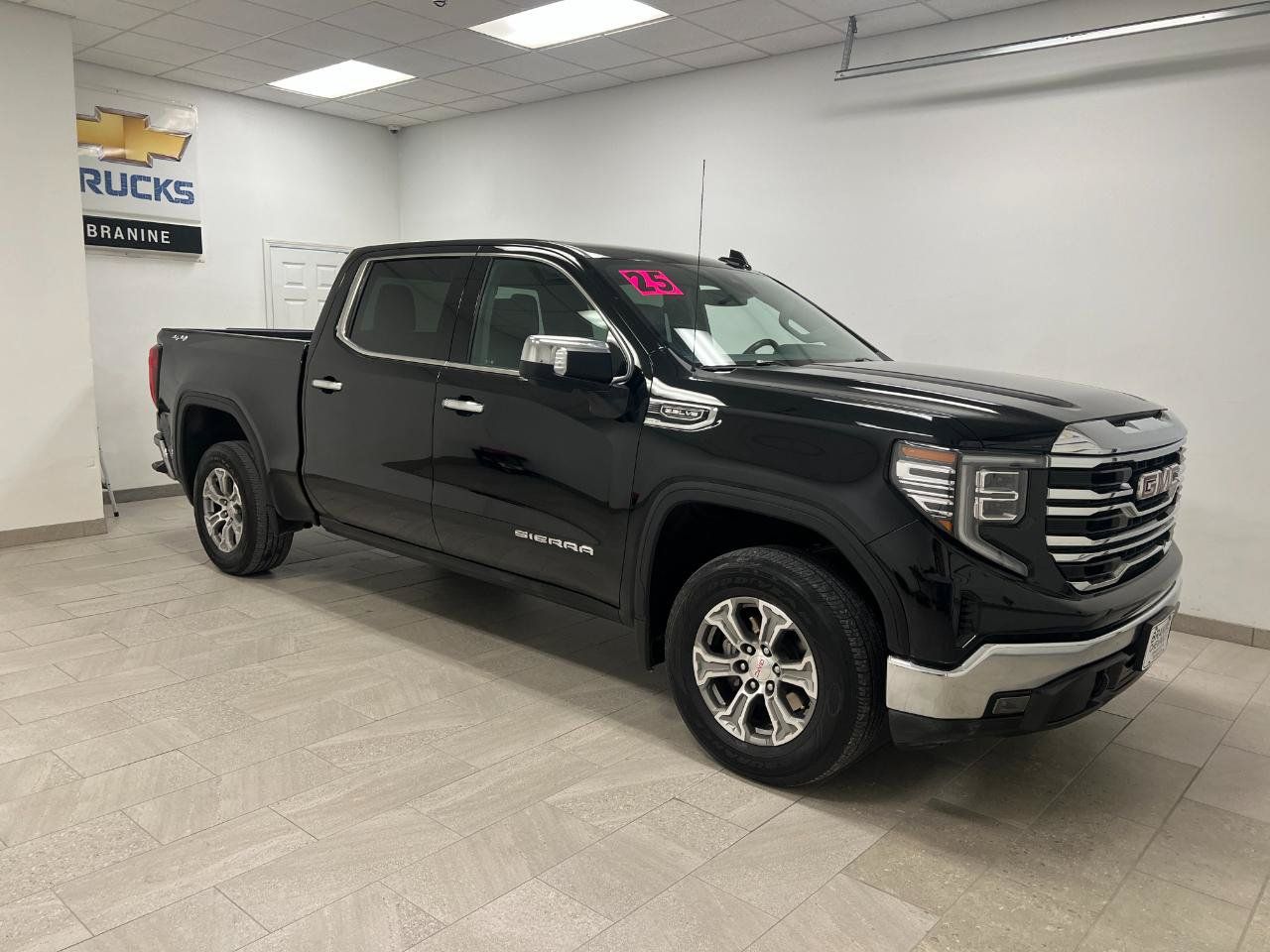 Used 2025 GMC Sierra 1500 SLT AWD/4WD image 6