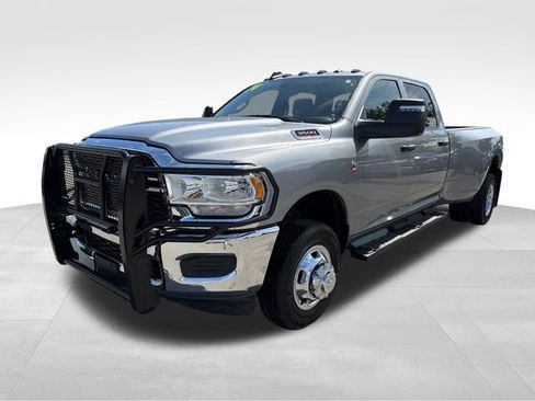 Used 2024 RAM 3500 Tradesman w/ Chrome Appearance Group AWD/4WD image 3