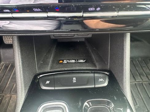 Used 2023 Chevrolet Bolt EUV Premier w/ Redline Edition FWD image 18
