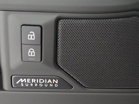 New 2025 Land Rover Defender 90 X-Dynamic SE image 21