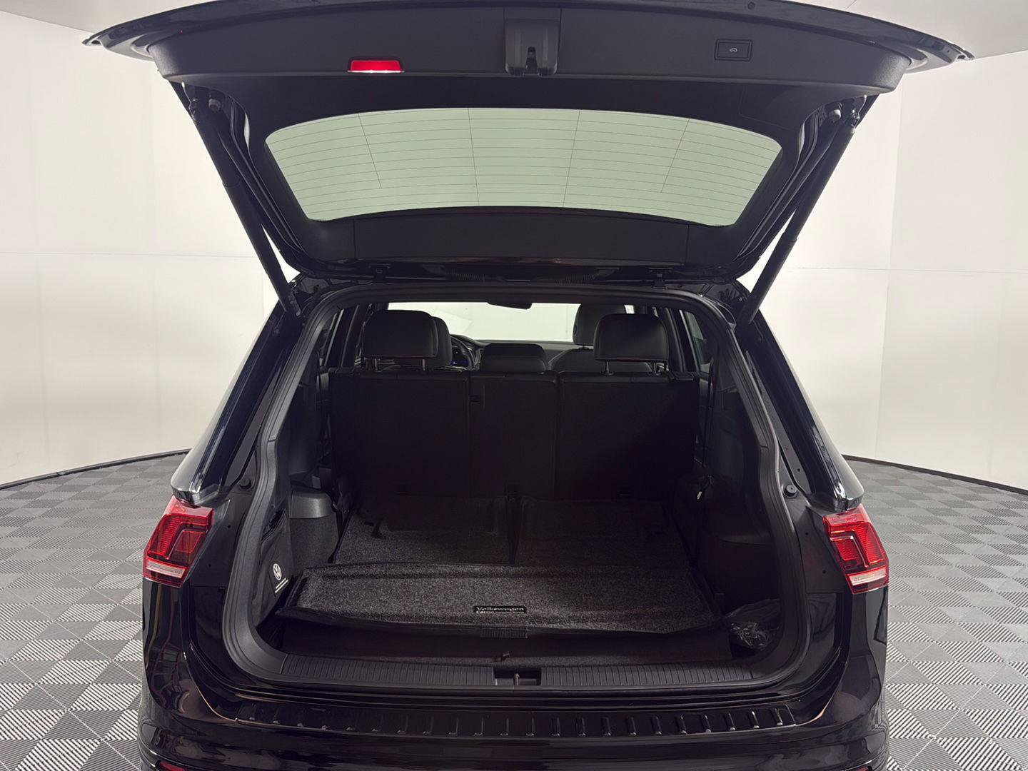Certified 2024 Volkswagen Tiguan SE R-Line FWD image 23