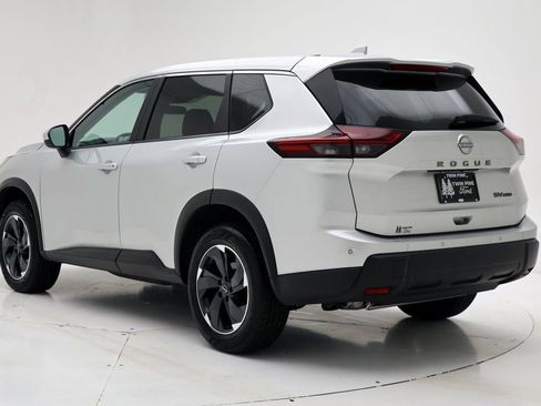 Used 2024 Nissan Rogue SV image 7