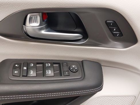 Used 2024 Chrysler Pacifica Select image 25