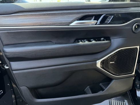 Used 2024 Jeep Wagoneer Series III w/ Premium Group I AWD/4WD image 7